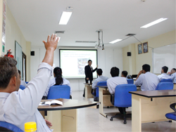 เทคนิคการขับรถเชิงป้องกันอุบัติเหตุ โดยอาจารย์อภิรัติ  คำสายพรม