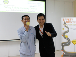 มอบรางวัลให้กับผู้ที่ร่วมตอบคำถามสูงสุดประจำวัน