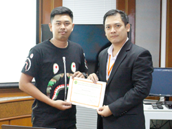 มอบประกาศนียบัตรให้กับผู้ที่ผ่านการฝึกอบรม