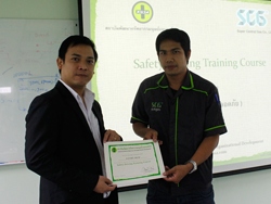 มอบประกาศนียบัตรให้กับผู้ที่ผ่านการฝึกอบรม