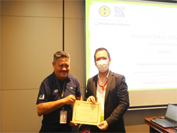 มอบประกาศนียบัตรให้กับผู้ที่ผ่านการฝึกอบรม