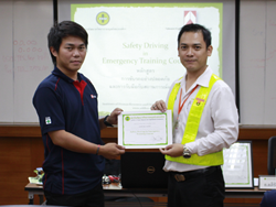มอบประกาศนียบัตรให้กับผู้ที่ผ่านการฝึกอบรม