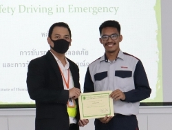 มอบประกาศนียบัตรให้กับผู้ที่ผ่านการฝึกอบรม