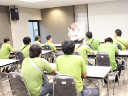 ผู้บริหารกล่าวทักทายพร้อมเน้นย้ำเรื่องบทบาทหน้าที่ของพนักงานขับรถมืออาชีพ