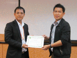 โฉนหน้าของหนึ่งในผู้ที่สามารถทำคะแนนสอบหลังการฝึกอบรมได้คะแนนเต็ม