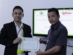 มอบประกาศนียบัตรให้กับผู้ที่ผ่านการฝึกอบรมตามเงื่อนไขของทงาสถาบันฯ
