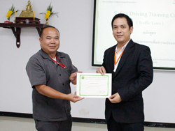 มอบประกาศนียบัตรให้กับผู้ที่ผ่านการฝึกอบรม