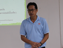 ผู้บริหารกล่าวทักทายพร้อมเน้นย้ำเรื่องมาตรฐานความปลอดภัยขององค์กร