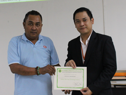 มอบประกาศนียบัตรให้กับผู้ที่ผ่านการฝึกอบรม