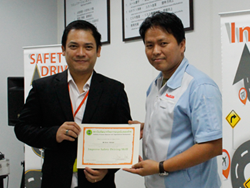 มอบประกาศนียบัตรให้กับผู้ที่ผ่านการฝึกอบรม