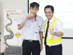 มอบรางวัลให้กับผู้ที่สามารถตอบคำถามได้สูงสุด