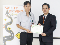 มอบประกาศนียบัตรให้กับผู้ที่ผ่านการฝึกอบรม