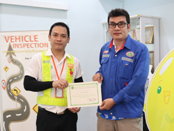 มอบประกาศนียบัตรให้กับผู้ที่ผ่านการฝึกอบรม