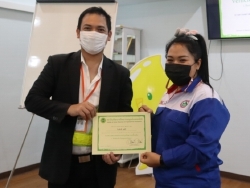 มอบประกาศนียบัตรให้กับผู้ที่ผ่านการฝึกอบรม