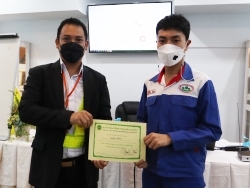 มอบประกาศนียบัตรให้กับผู้ที่ผ่านการฝึกอบรม		