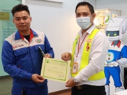 มอบประกาศนียบัตรให้กับผู้ที่ผ่านการฝึกอบรม