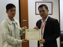 มอบประกาศนียบัตรให้กับผู้ที่ผ่านการฝึกอบรม