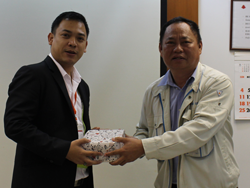 มอบของที่ระลึกให้กับวิทยากร และทีมงาน