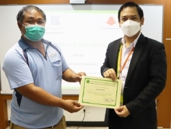 มอบประกาศนียบัตรให้กับผู้ที่ผ่านการฝึกอบรม