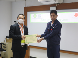 มอบประกาศนียบัตรให้กับผู้ที่ผ่านการฝึกอบรม