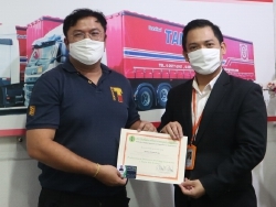 มอบประกาศนียบัตรให้กับผู้ที่ผ่านการฝึกอบรม		