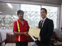 มอบประกาศนียบัตรให้กับผู้ที่ผ่านการฝึกอบรม