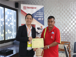 มอบประกาศนียบัตรให้กับผู้ที่ผ่านการฝึกอบรม