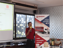 ผู้บริหารกล่าวขอบคุณทีมวิทยากรและผู้เข้ารับการฝึกอบรม