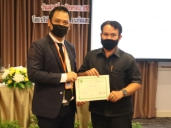 มอบประกาศนียบัตรให้กับผู้ที่ผ่านการฝึกอบรม		