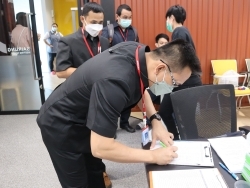 ลงทะเบียนรับเอกสาร พร้อมตรวจคัดกรอง COVID-19		