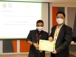 มอบประกาศนียบัตรให้กับผู้ที่ผ่านการฝึกอบรม		