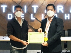 มอบประกาศนียบัตรให้กับผู้ที่ผ่านการฝึกอบรม