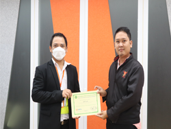 มอบประกาศนียบัตรให้กับผู้ที่ผ่านการฝึกอบรม