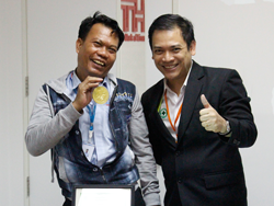 มอบรางวัลให้กับผู้ที่ร่วมตอบคำถามสูงสุด