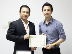 มอบประกาศนียบัตรให้กับผู้ที่ผ่านการฝึกอบรม