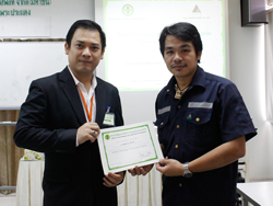 มอบประกาศนียบัตรให้กับผู้ที่ผ่านการฝึกอบรม