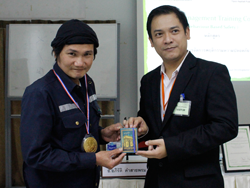 ให้รางวัลกับทีมผู้ชนะ
