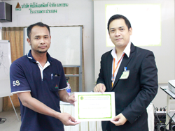 มอบประกาศนียบัตรให้กับผู้ที่ผ่านการฝึกอบรม