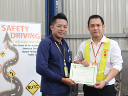 มอบประกาศนียบัตรให้กับผู้ที่ผ่านการฝึกอบรม Defensive Driving Certificate