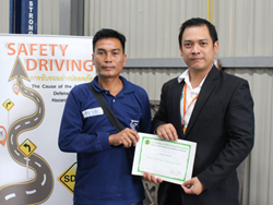 มอบประกาศนียบัตรให้กับผู้ที่ผ่านการฝึกอบรม Defensive Driving Certificate