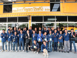 ถ่ายภาพร่วมกันเป็นที่ระลึก