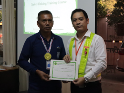 มอบประกาศนียบัตรให้กับผู้ที่ผ่านการฝึกอบรม