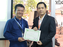 มอบประกาศนียบัตรให้กับผู้ที่ผ่านการฝึกอบรม