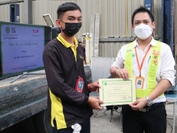 มอบประกาศนียบัตรให้กับผู้ที่ผ่านการฝึกอบรม		