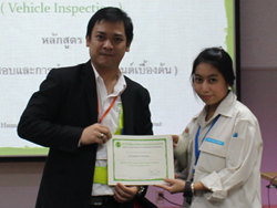 มอบประกาศนียบัตรให้กับผู้ที่ผ่านการฝึกอบรม