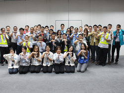 ถ่ายภาพร่วมกันเป็นที่ระลึก