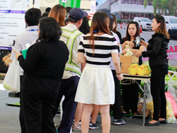 มอบของรางวัลให้กับผู้ที่ร่วมตอบคำถาม