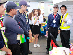 ให้รางวัลกับผู้ที่สามารถทำคะแนนได้ผ่านเกณฑ์