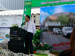 ผู้บริหารกล่าวทักทาย พร้อมให้แง่คิดถึงความสำคัญในการใช้ชีวิต และการเดินทางอย่างปลอดภัย