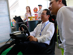 ผู้บริหารให้ความสนใจในการเข้าร่วมกิจกรรมฝึกการบังคับควบคุมพวงมาลัย และทดสอบปฏิกริยาการตอบสนองในสถานการณ์ฉุกเฉิน ด้วยเครื่อง Simulator
